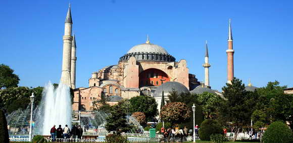 Собор св. Софии - красивейшее историческое сооружение в Стамбуле.