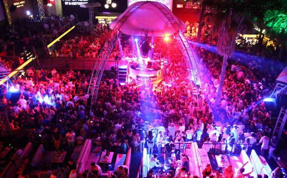 Ночной клуб Aura в Кемере, Турция.