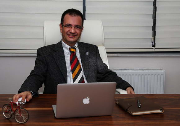 Президент Международной Ассоциации Экономики Энергетики (?AEE) доктор Гюркан Кумбаролу (Турция).