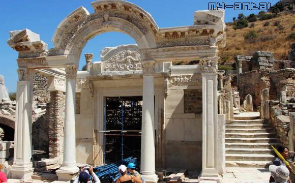 Красивый фасад храма Адриана в Эфесе, Турция.