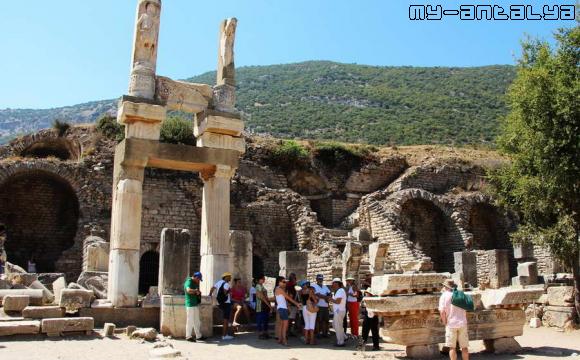 Храм Домициана в Эфесе на одноименной площади, Турция.