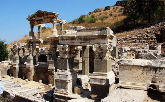 Фонтан (источник) Траяна в Эфесе, Турция.
