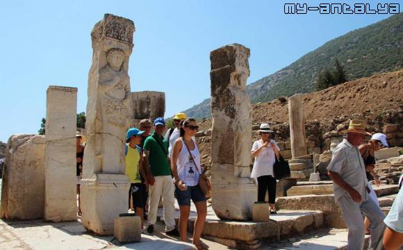 Ворота Геракла (Геркулеса) в Эфесе, Турция.