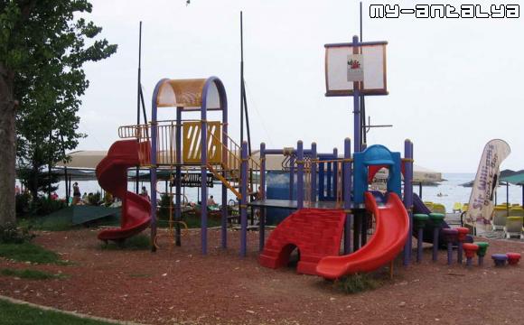 Детская площадка в парке Олбия, Турция.