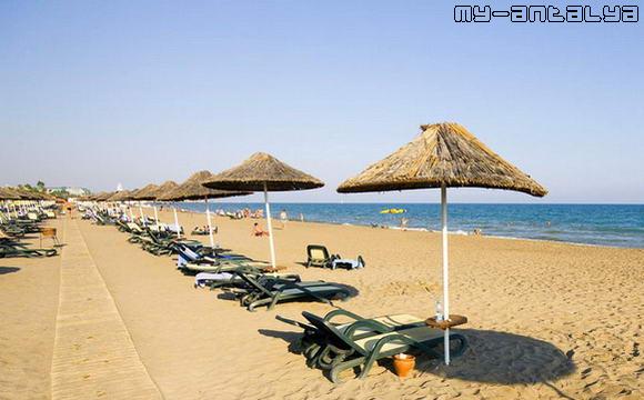 Песчаный пляж в Белеке, Турция.
