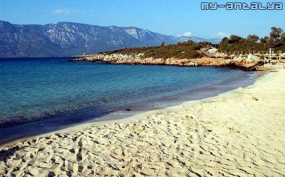 Песчаный пляж на острове Клеопатры, Мармарис, Турция.