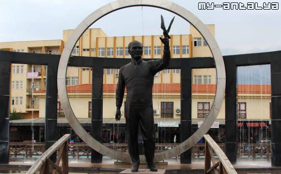 Городская площадь в Кемере, памятник Ататюрку.