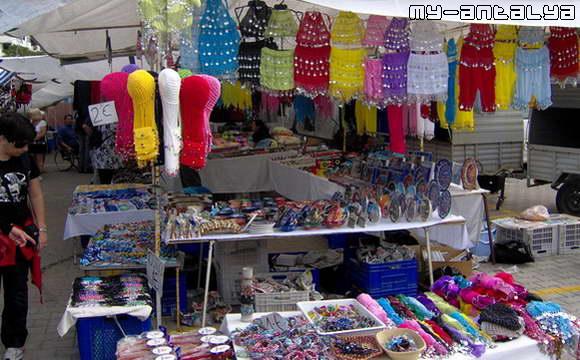 Вещевой рынок в Кемере, Турция. Работает по вторникам.