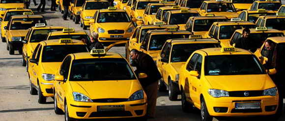 Желтое такси на улицах Стамбула в Турции.